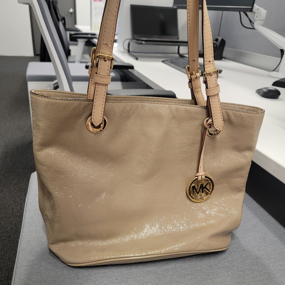 Michael Kors Jet Set Patent Leather Bag - Picture 6 of 9